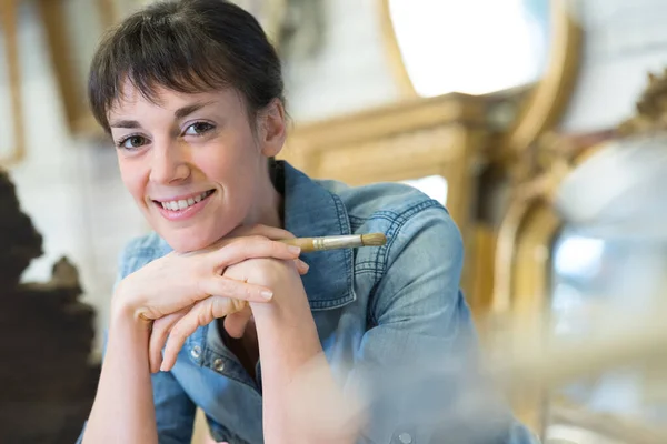 Portrait of woman in art gallery workshop — Stock Photo, Image