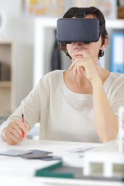 Kvinna som arbetar med virtuell verklighet mask — Stockfoto