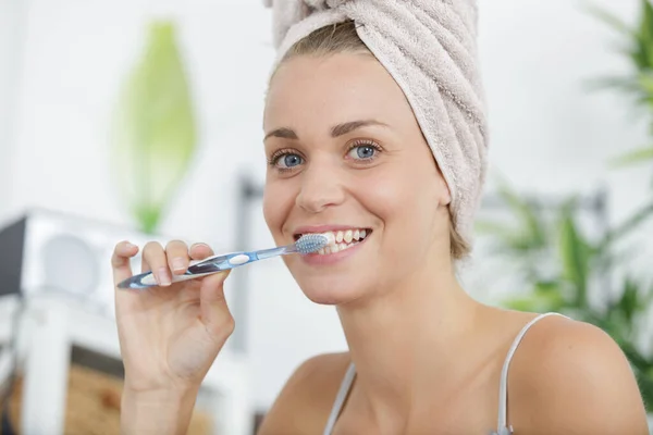 Happy woman brushing her teeth — Stock Photo, Image