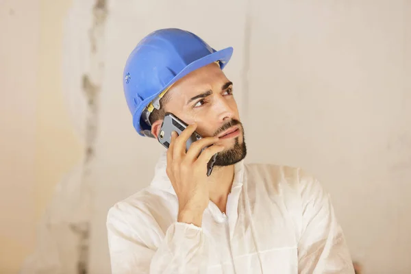 Constructor masculino en el teléfono — Foto de Stock