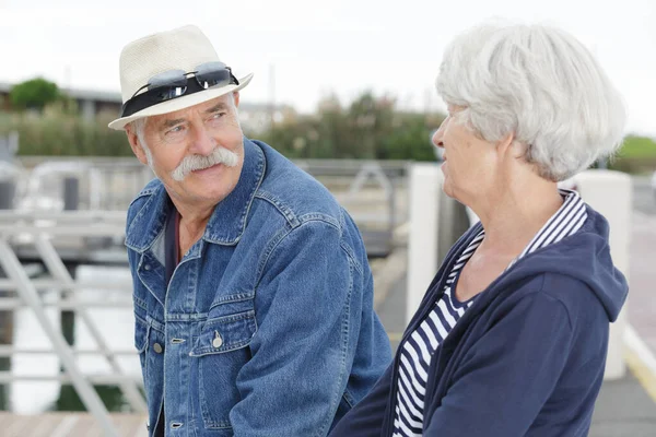 Senior paar zat bij een jachthaven — Stockfoto