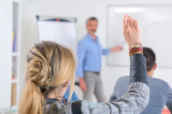 Ung kvinna upp händer i klassen i mellanstadiet — Stockfoto