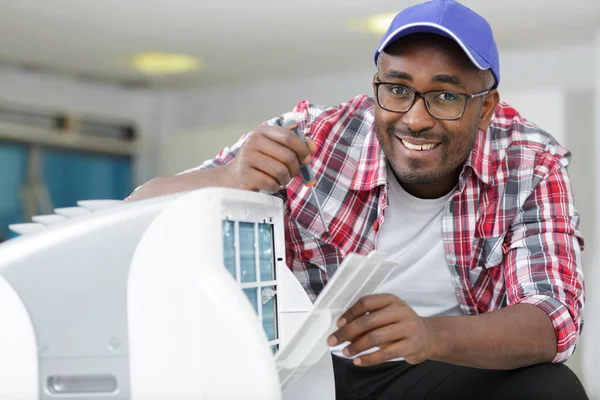 Vaststelling en onderhoud van airconditioningsysteem — Stockfoto