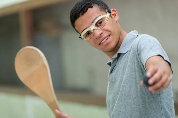 Um homem durante o treino de squash game — Fotografia de Stock