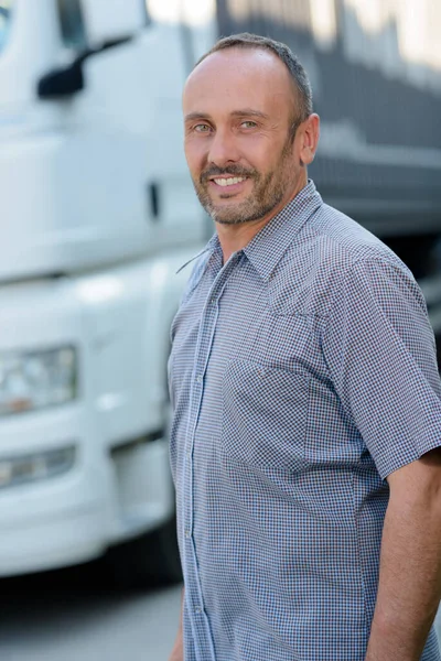 Portret kierowcy ciężarówki w tle — Zdjęcie stockowe