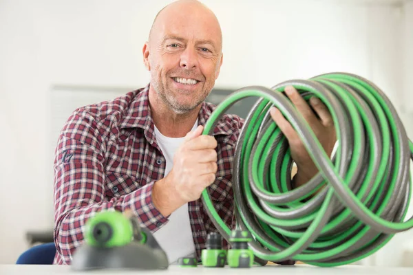 Reparando una manguera — Foto de Stock