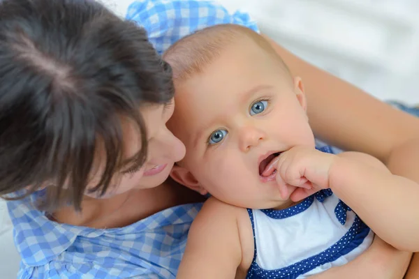 Close-up de mãe com bebê jovem — Fotografia de Stock