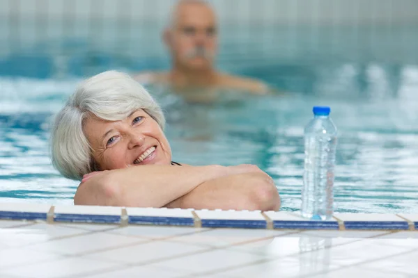 Gelukkige senior paar in zwembad — Stockfoto