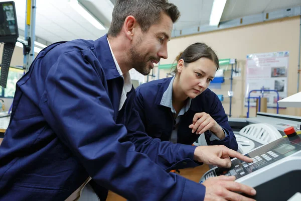 Man en vrouw in de fabriek — Stockfoto