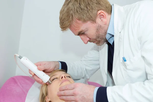 Läkare gör ansiktsbehandling hud tight — Stockfoto