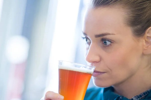 Joven camarera degustación de cerveza de barril en el bar — Foto de Stock