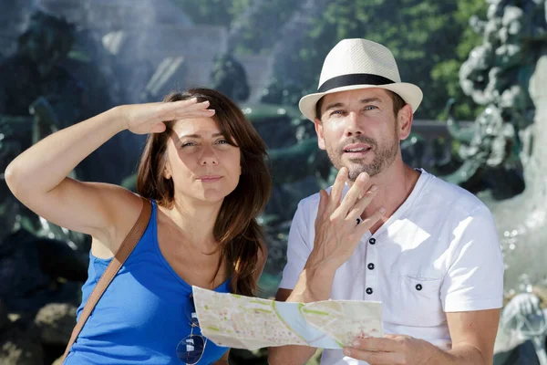 Пара туристов, читающих карту — стоковое фото