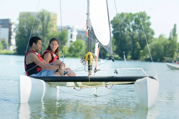 A young couple is sailing — Stock Photo, Image