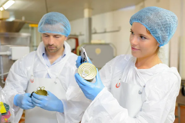 Werknemers in een fabriek voor voedselverwerking — Stockfoto