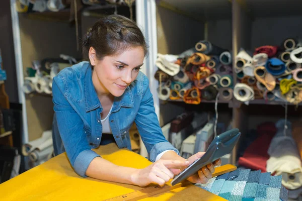 Mulher alfaiate com máquina de costura — Fotografia de Stock
