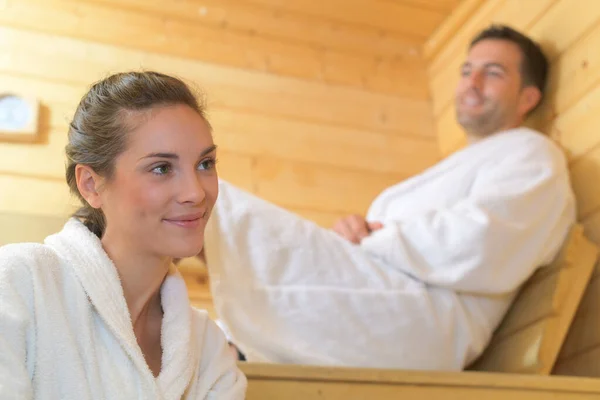 Liefdevol paar ontspannen in de sauna — Stockfoto