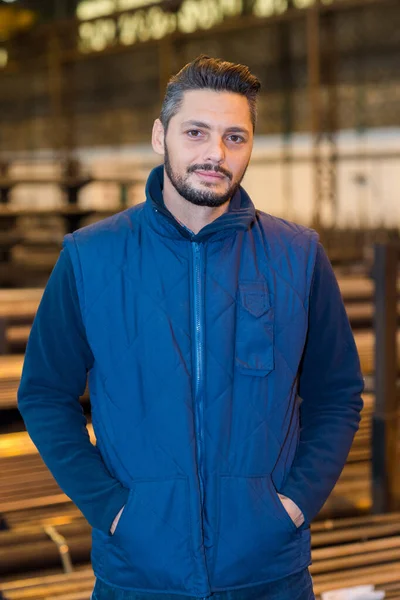 Ung affärsman poserar i fabriken — Stockfoto