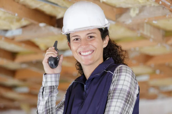 Női építőmunkás walkie talkie-t használ — Stock Fotó