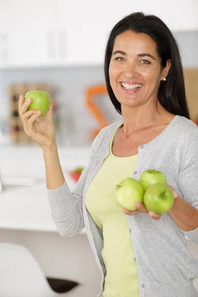 Hembra comer manzanas y bienestar — Foto de Stock