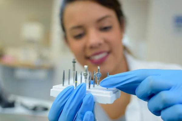 Dentista com ferramentas e mulher — Fotografia de Stock