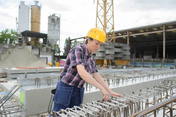 Female construction engineer inspecting construction site — Stockfoto