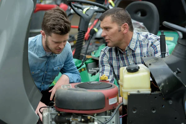 Portret dwóch mechaników naprawiających nowoczesny sprzęt — Zdjęcie stockowe