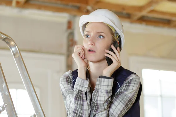 Femme entrepreneur au téléphone — Photo