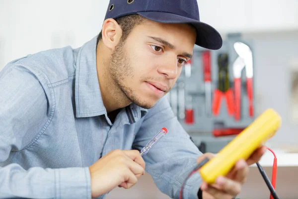 Meten van multimeter paneel van bestuur ingenieur — Stockfoto