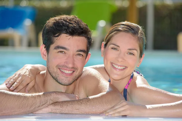 Una pareja en la piscina —  Fotos de Stock