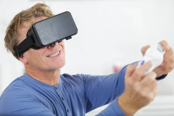 Maturo uomo d'affari indossando occhiali realtà virtuale — Foto Stock