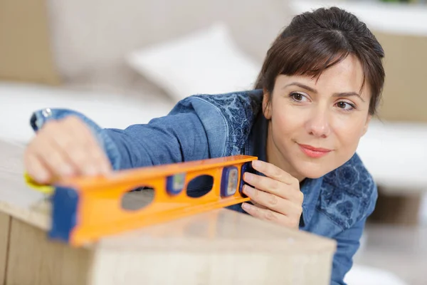 Donne di mezza età che lavorano con livello — Foto Stock