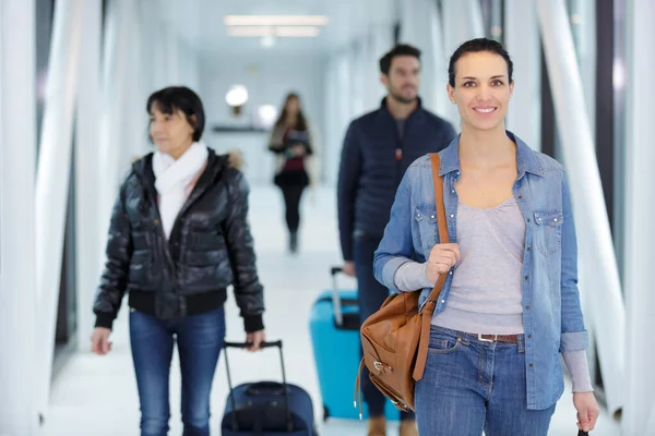 En ung professionell kvinna anländer till flygplatsen — Stockfoto