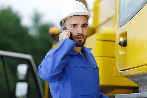 Portrait of engineer talking mobile phone — Stock Photo, Image