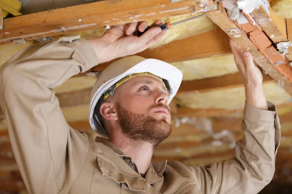 Homem instalar camada de isolamento de telhado térmico — Fotografia de Stock