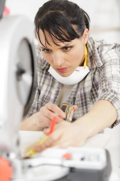 Vrouw naast cirkelzaag — Stockfoto