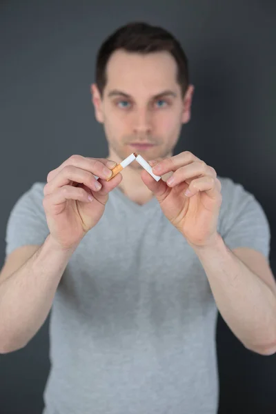 Portret mężczyzny łamiącego papierosa — Zdjęcie stockowe