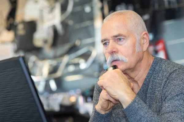 Hombre de negocios senior leyendo información en la pantalla —  Fotos de Stock