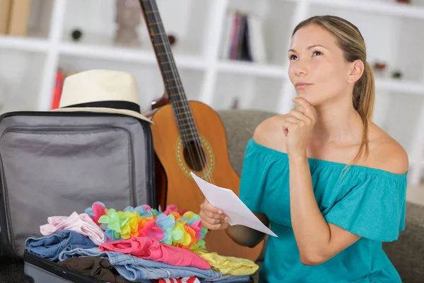 Woman holding her packing list — Stock Photo, Image