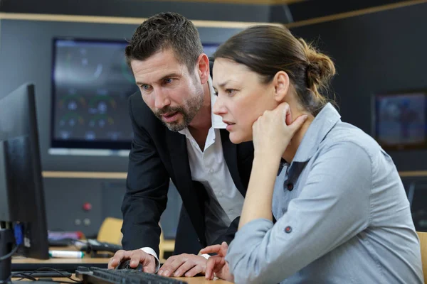 Mujer de negocios discutiendo algo con el jefe — Foto de Stock