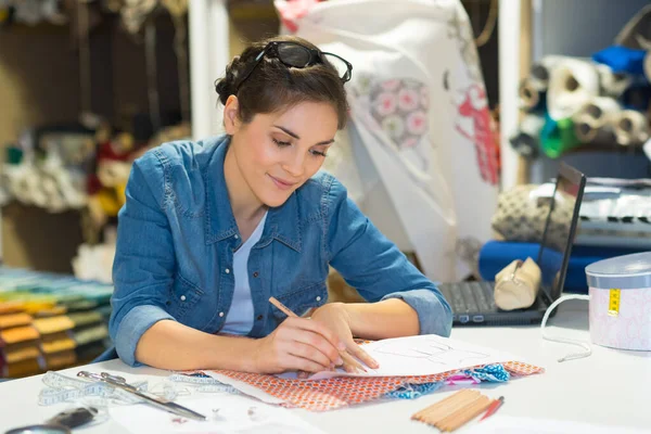 Jonge vrouw met potlood in mode studio — Stockfoto
