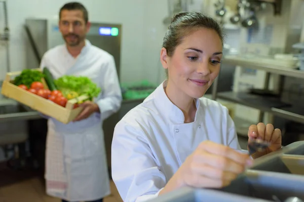 Um chef preparando um prato — Fotografia de Stock