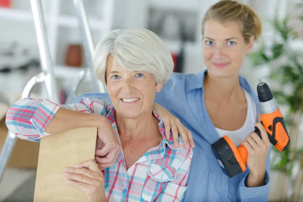 Vrouw en haar dochter renoveren hun huis — Stockfoto