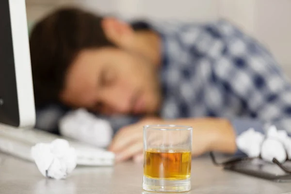 Μεθυσμένος επιχειρηματίας κοιμάται στο γραφείο — Φωτογραφία Αρχείου