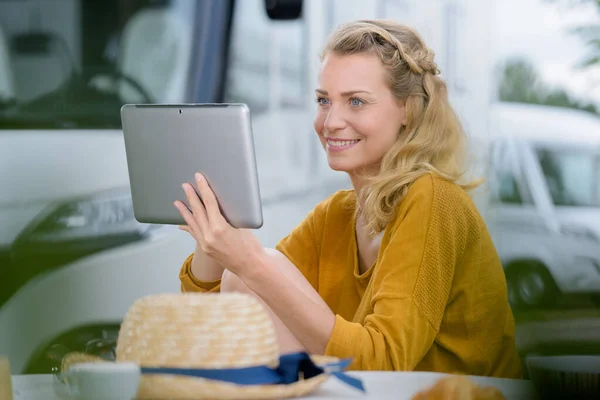 Affärskvinna med elektroniska tablett utanför — Stockfoto