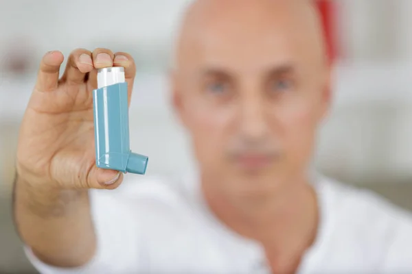 Tonen van een inhalator en man — Stockfoto