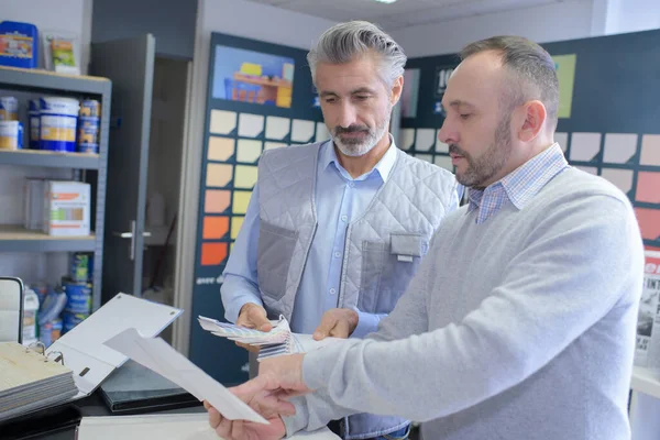 Retrato de pintores en la agencia — Foto de Stock