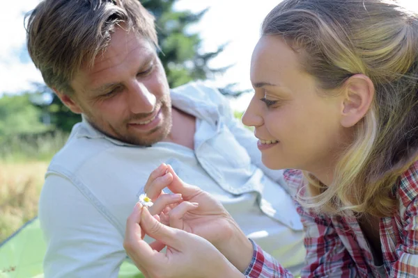 Couple heureux en amour à l'extérieur — Photo