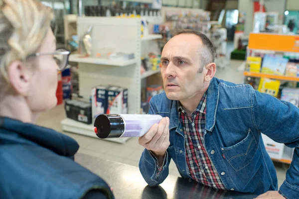 Unzufriedene Kundin im Geschäft — Stockfoto