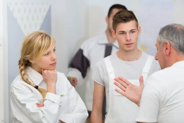 Lehrling für Wandmalerei und Dekoration — Stockfoto