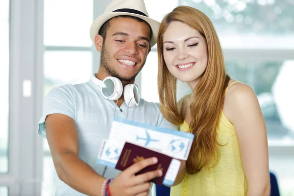 Jovem homem e mulher viajante esperando avião no aeroporto — Fotografia de Stock